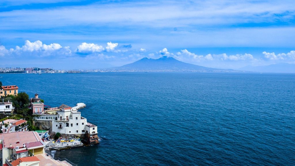 Vista panoramica del Golfo di Napoli con il Vesuvio sullo sfondo